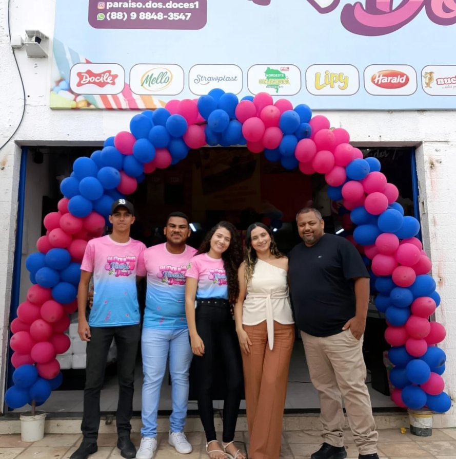Equipe Paraíso dos Doces na inauguração com arco de balões